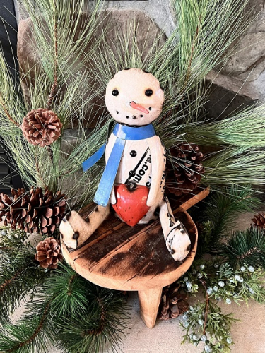 SITTING SNOWMAN HOLDING HEART *NEW*